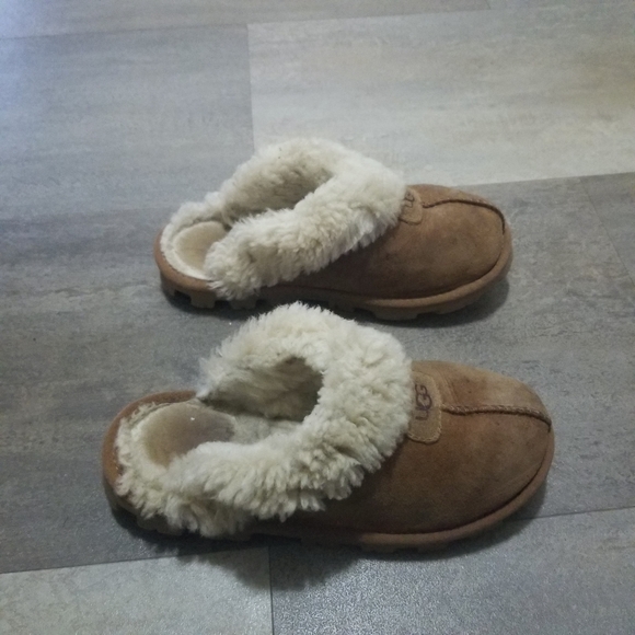 UGG Slippers Size 7 - Picture 2 of 5